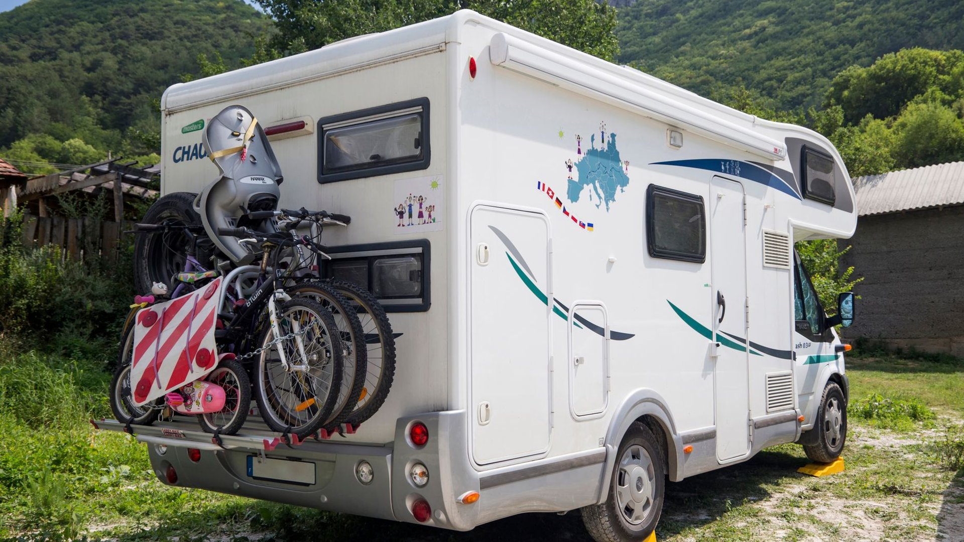 Wohnmobil mit Fahrrädern auf dem Heckträger auf einer Landstraße