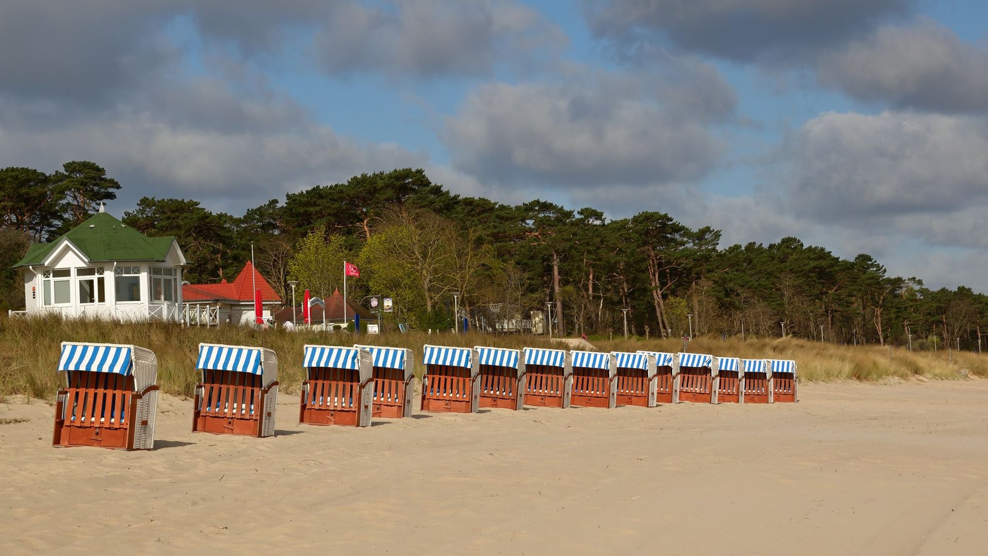 Strandkörbe an einem Ostseestrand