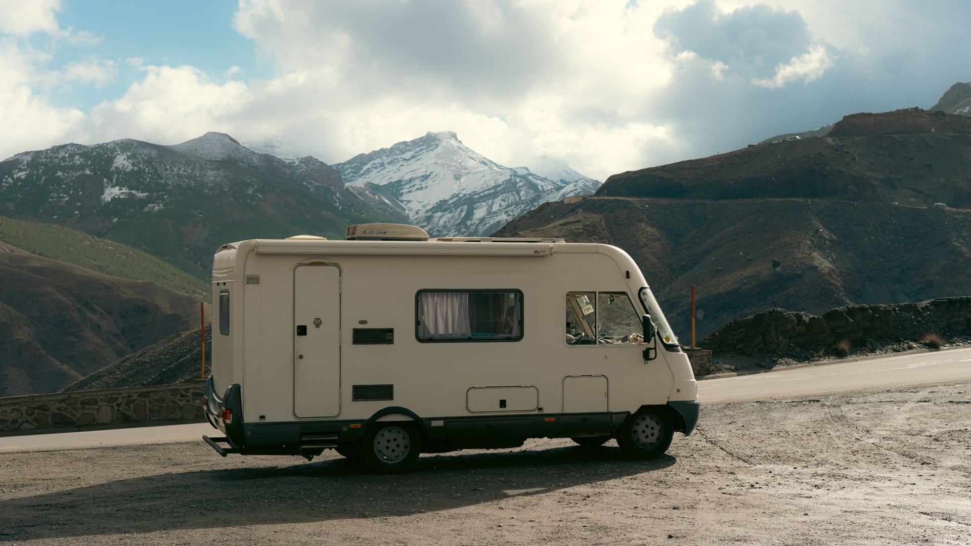 Wohnmobil auf einer Bergstraße
