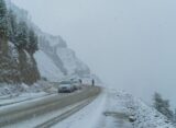 Auto auf einer verschneiten Bergstraße im Winter