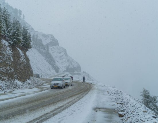 Auto auf einer verschneiten Bergstraße im Winter