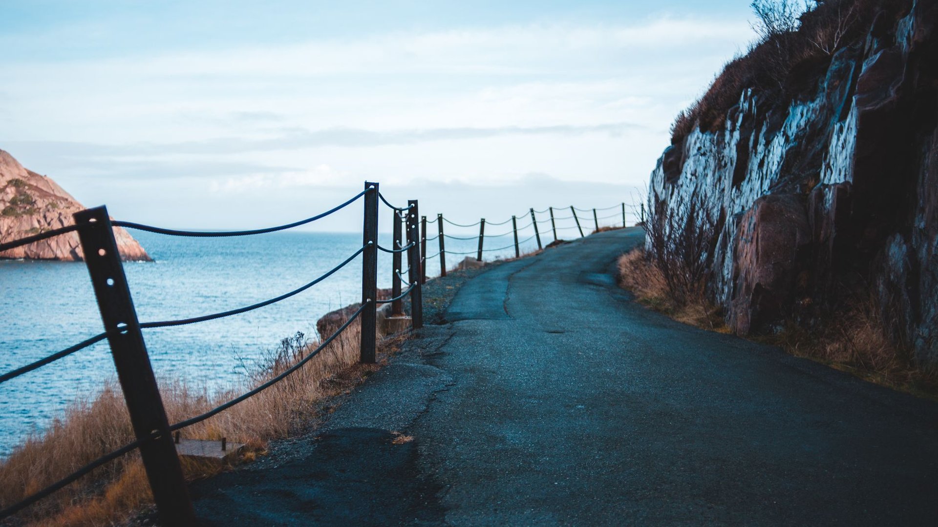 Schmale Bergstraße an einer Felsküste über dem Meer