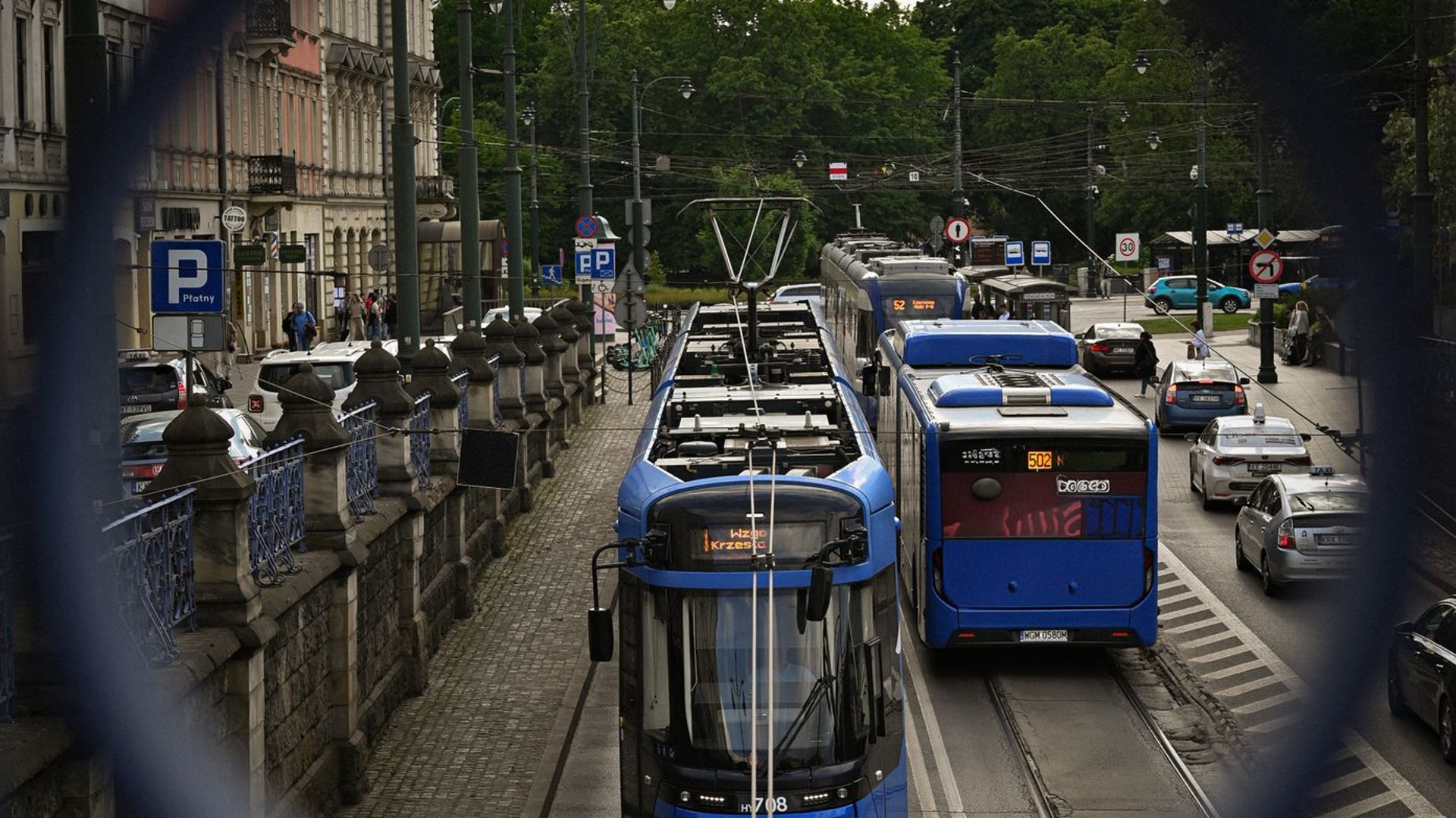 Straßenbahn in einer Straße der Krakauer Innenstadt