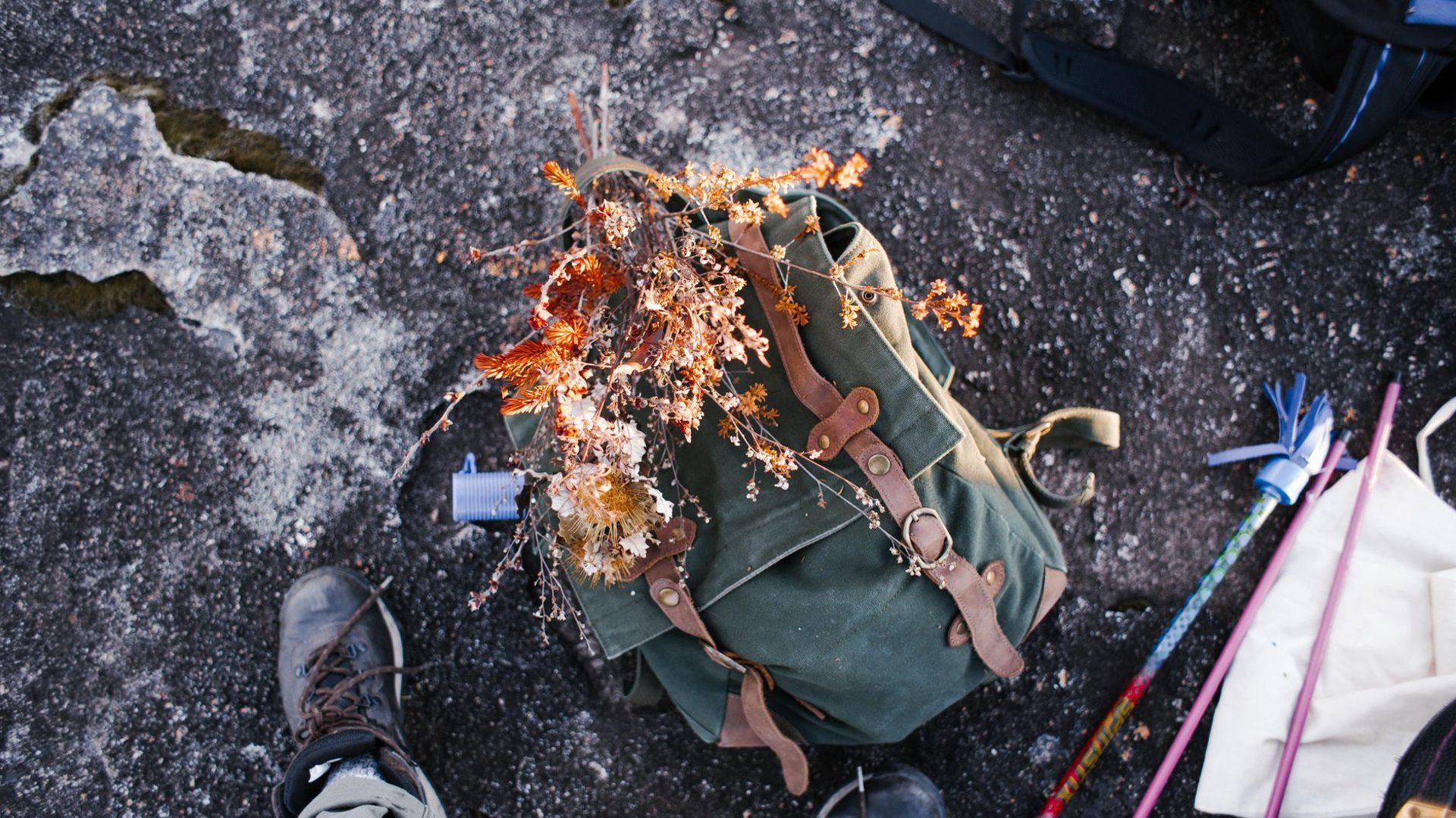 Wanderrucksack und Bergschuhe auf einem Felsen im Gebirge