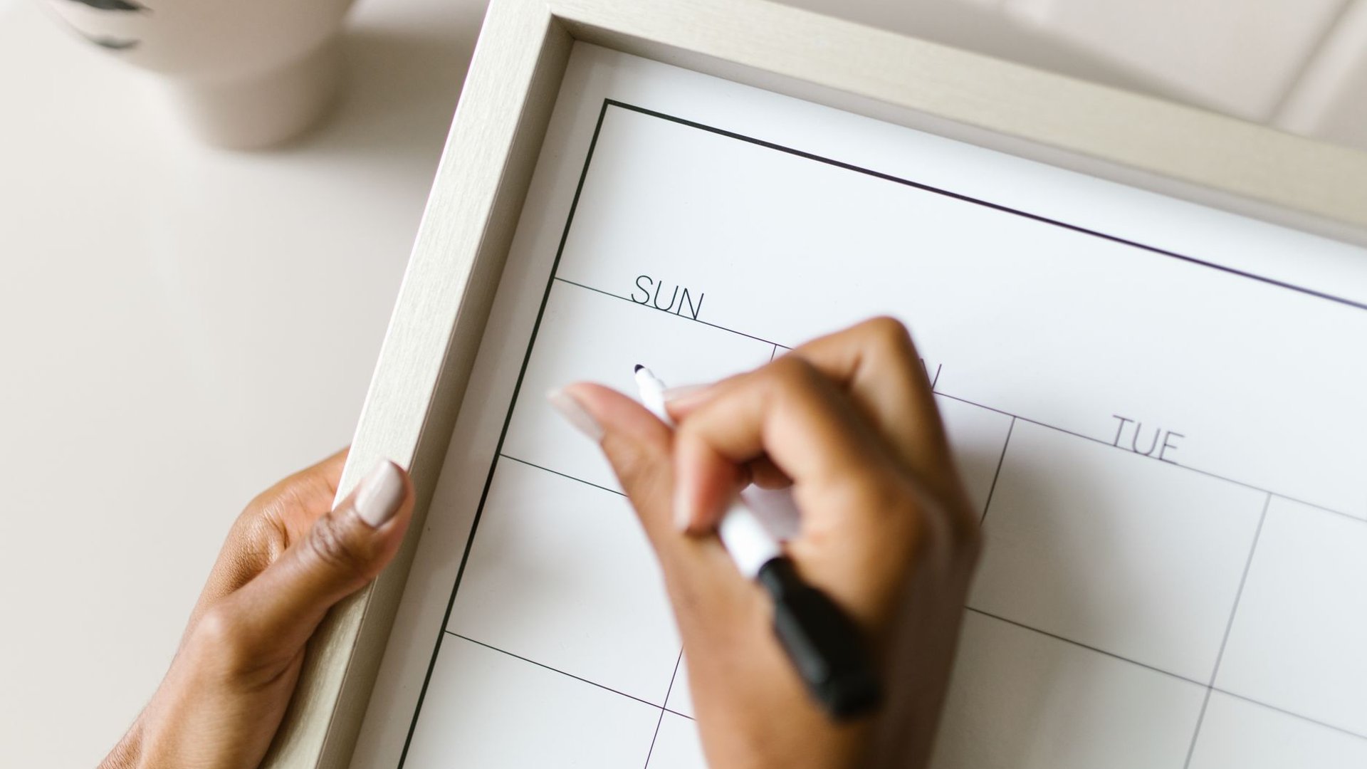Wandkalender mit markierten Tagen für die Urlaubsplanung