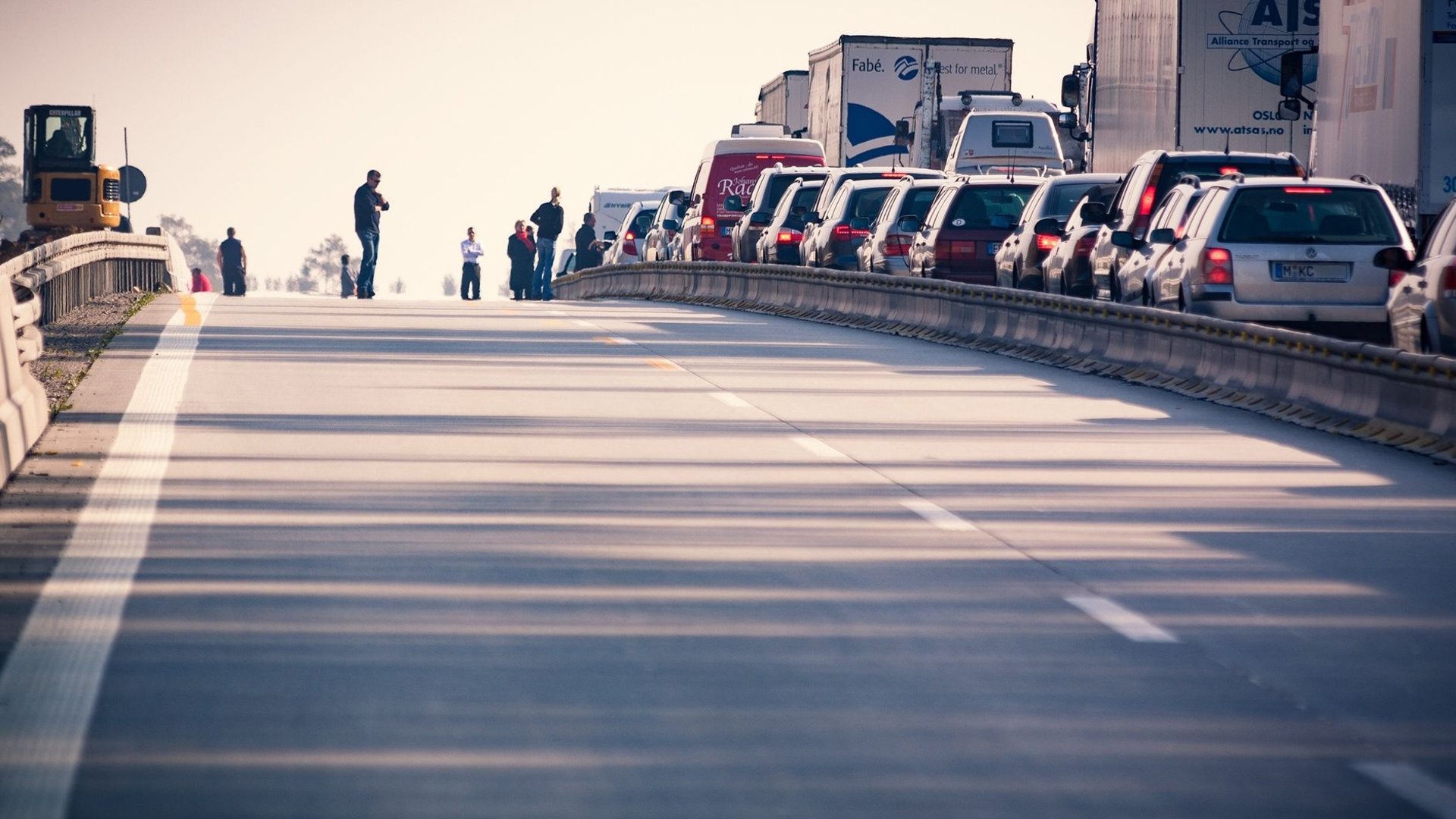 Stau auf einer Autobahn im Gegenlicht