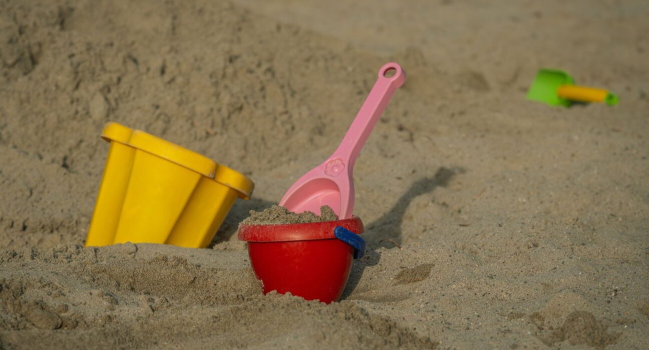 Sandeimer und Schaufeln aus Plastik im Sand