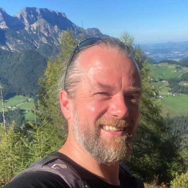 Thomas Petzold, Betreiber von Urlaubszeit.de, beim Wandern in den Alpen